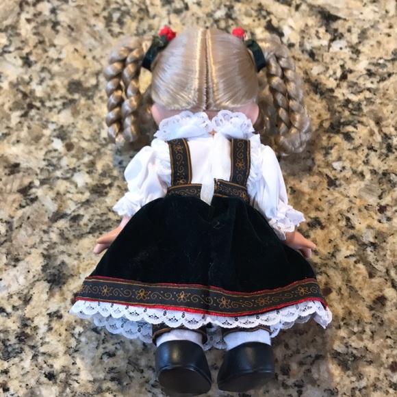 *Feature* NEW Precious Moments Heidi Germany Doll - Picture 2 of 5